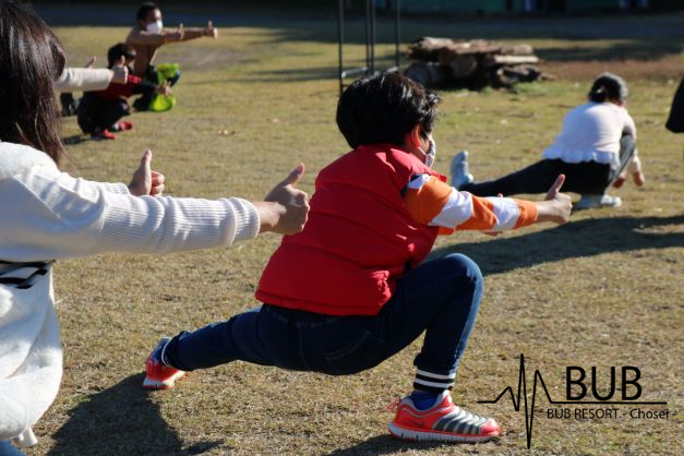 深い伸脚をする男の子