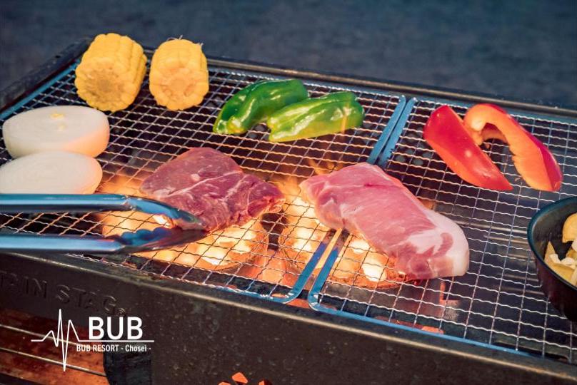 BBQグリルで、肉や野菜を焼く写真

