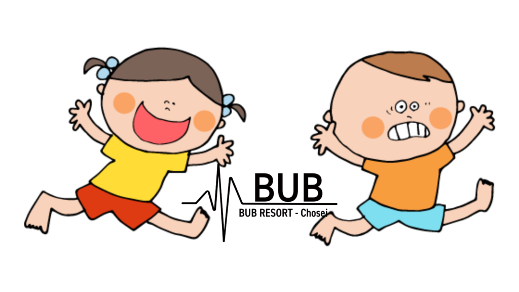 二人の子供が追いかけっこしている