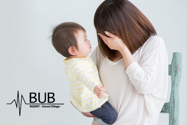 子どもを抱えながら泣く母親
