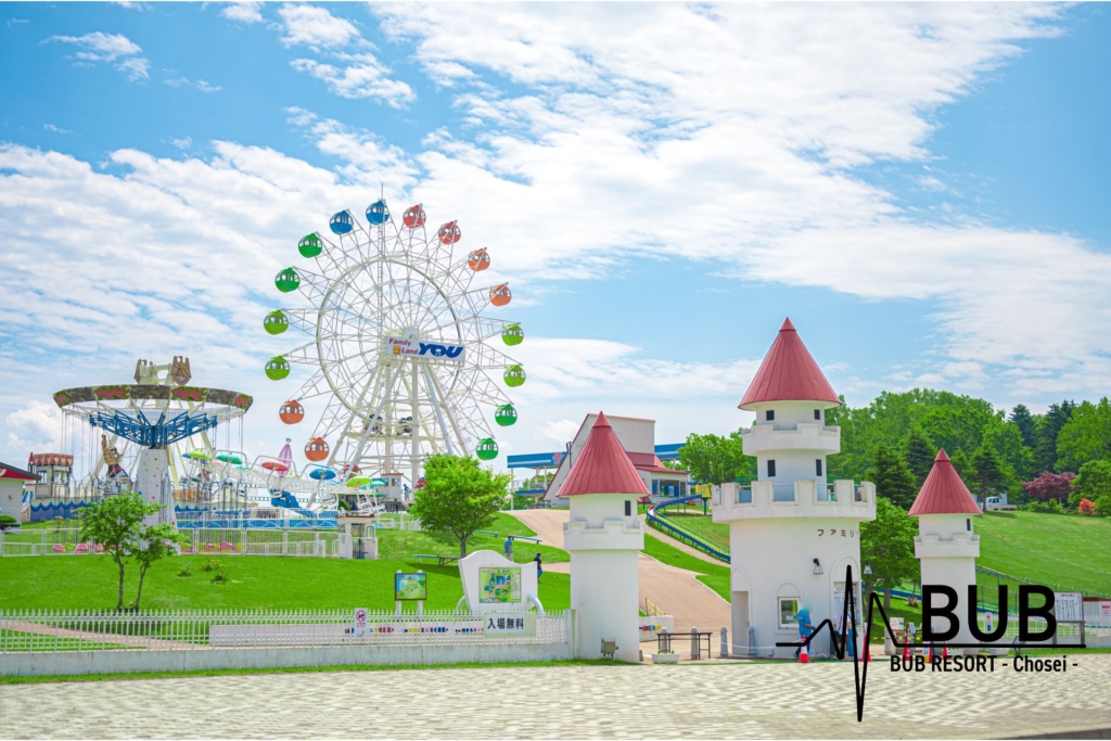 観覧車や遊具のある遊園地